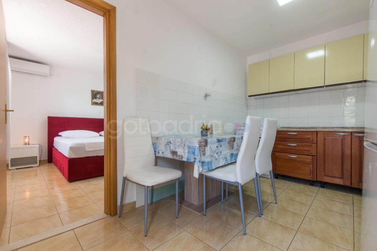 Near The Beach Apartments Jagodia Brela Exterior photo