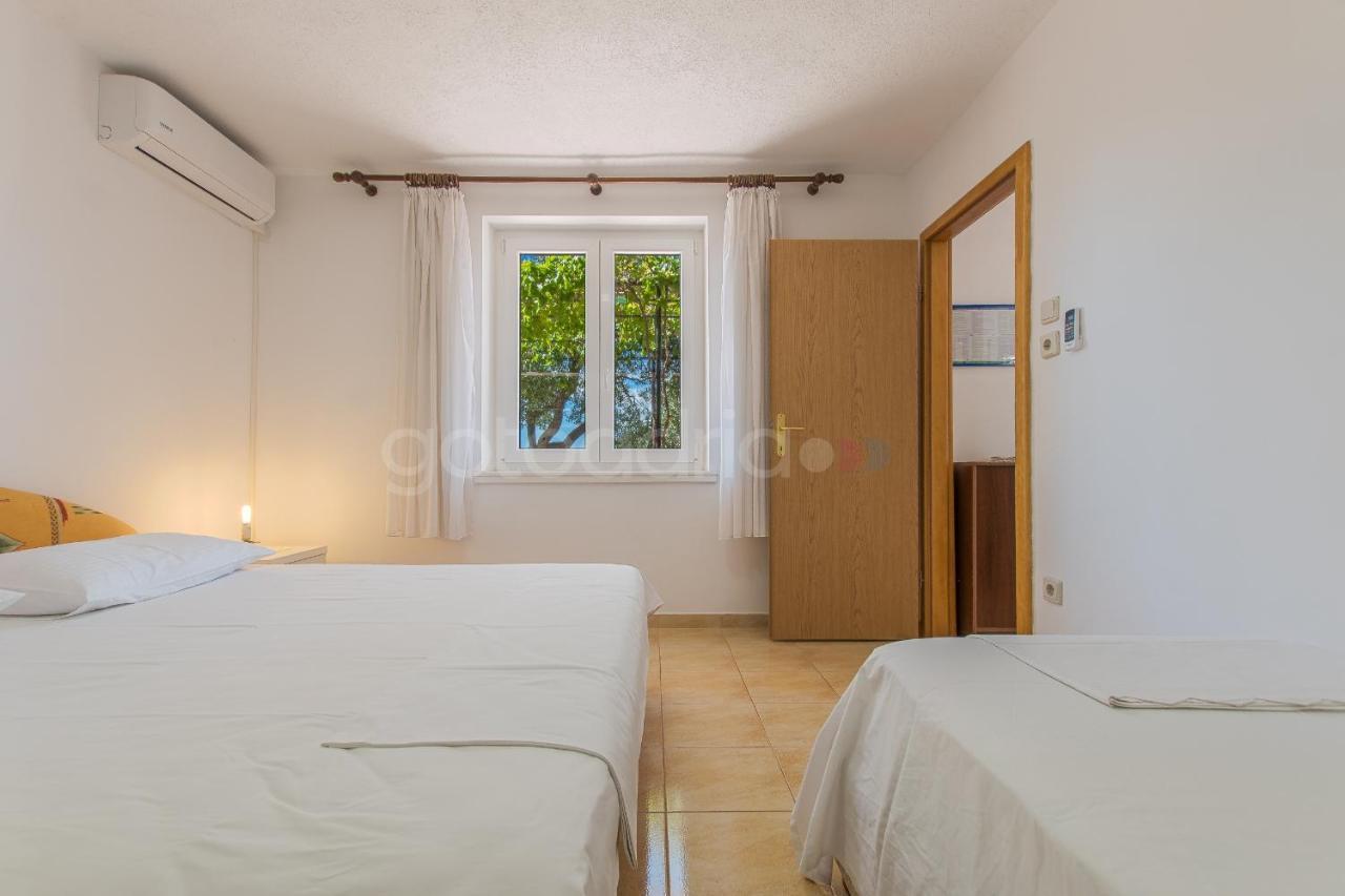 Near The Beach Apartments Jagodia Brela Exterior photo