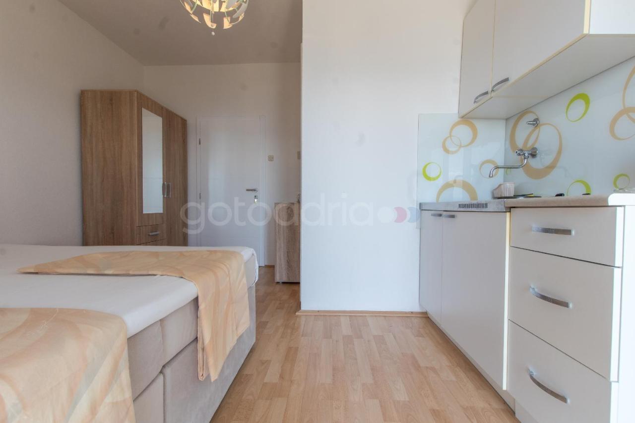 Near The Beach Apartments Jagodia Brela Exterior photo