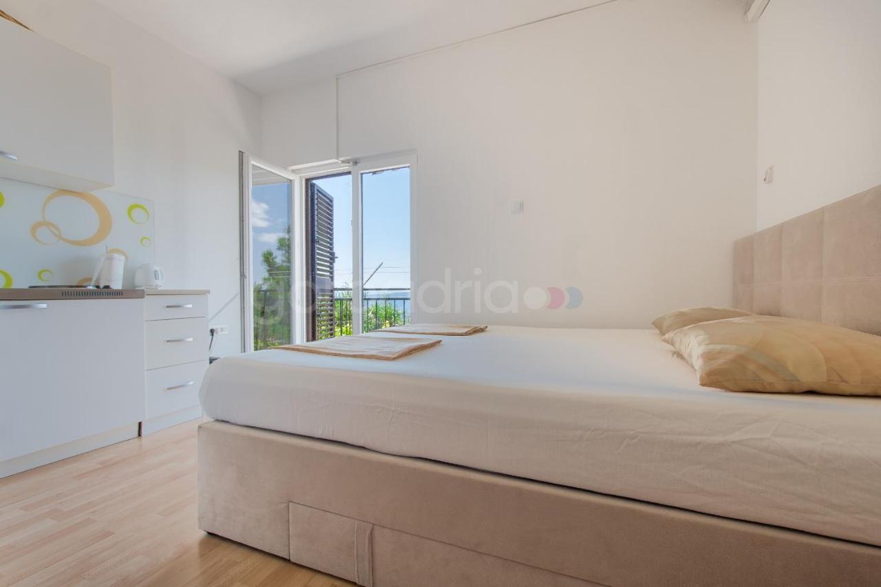 Near The Beach Apartments Jagodia Brela Exterior photo